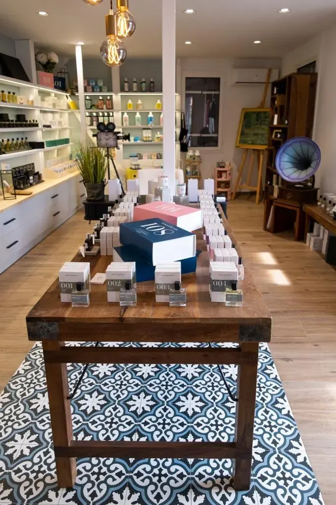 Table d’exposition présentant plusieurs parfums 101 dans une boutique décorée avec style