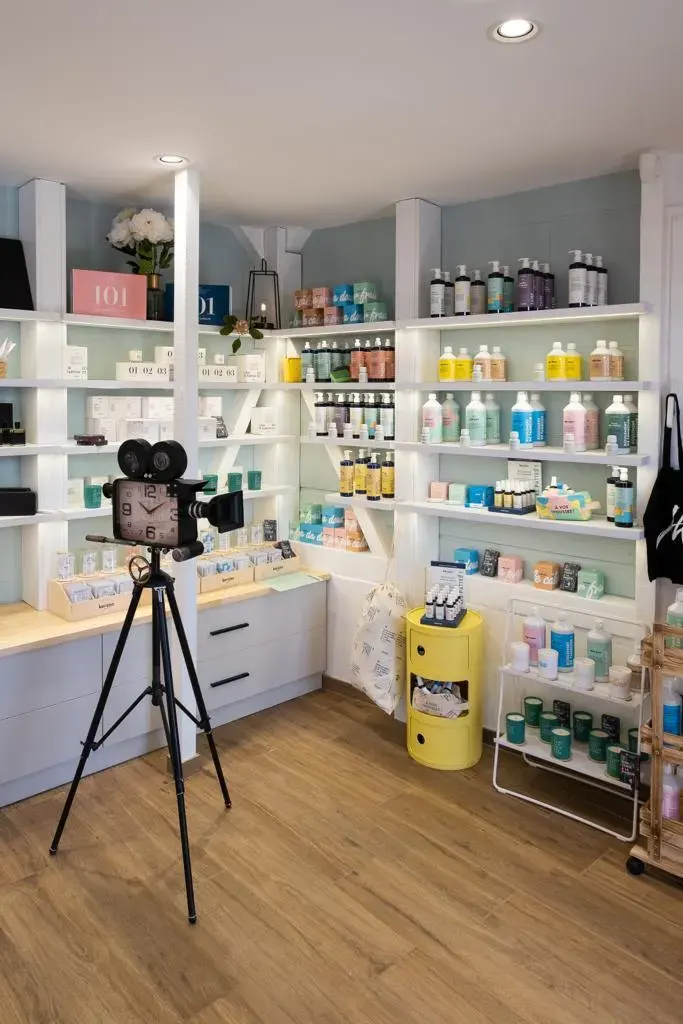 Intérieur de la boutique Kaze Olfactive avec étagères remplies de produits cosmétiques et bien-être