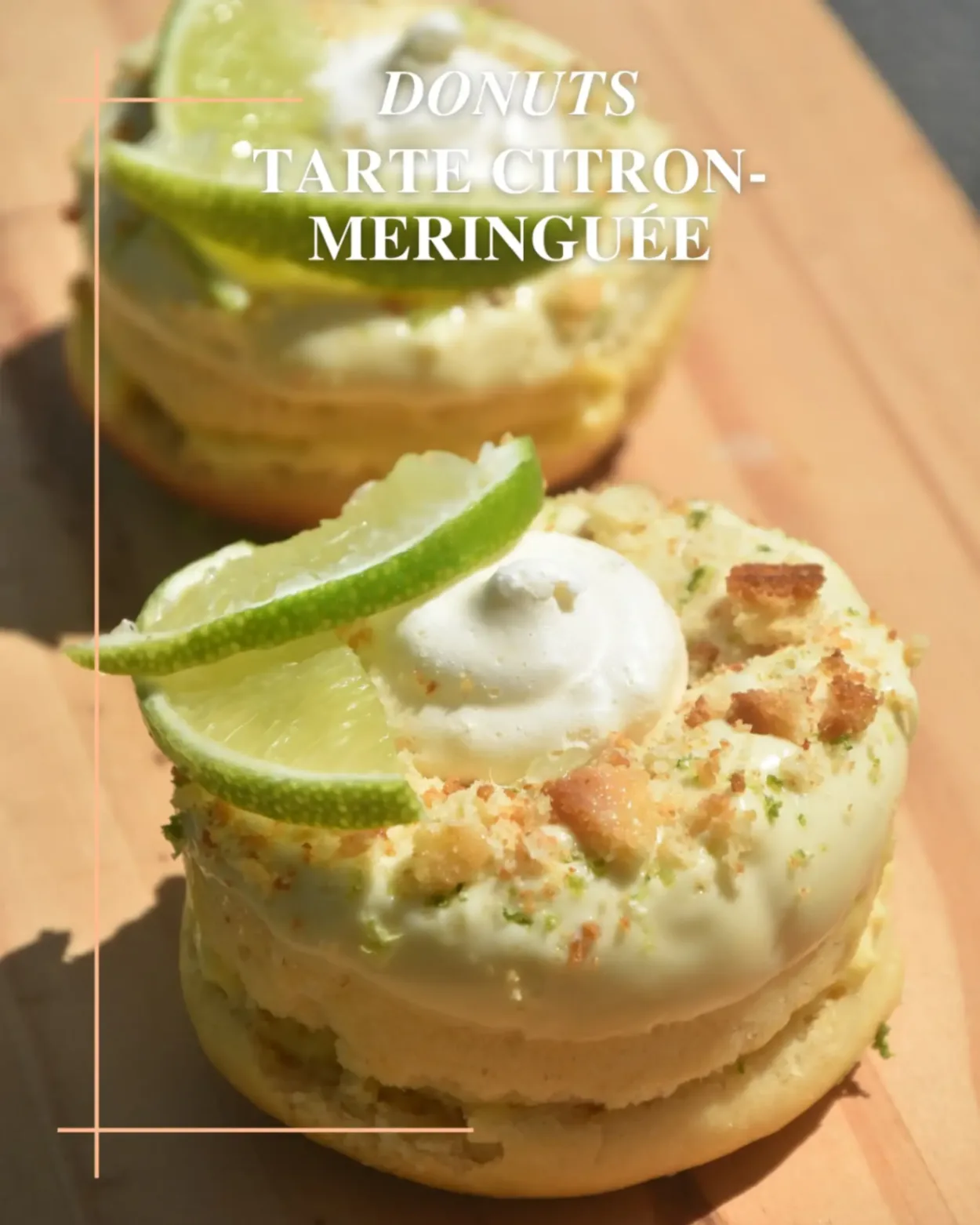 Donut saveur tarte citron meringuée décoré de rondelles de citron vert et crumble, éclairé en lumière naturelle
