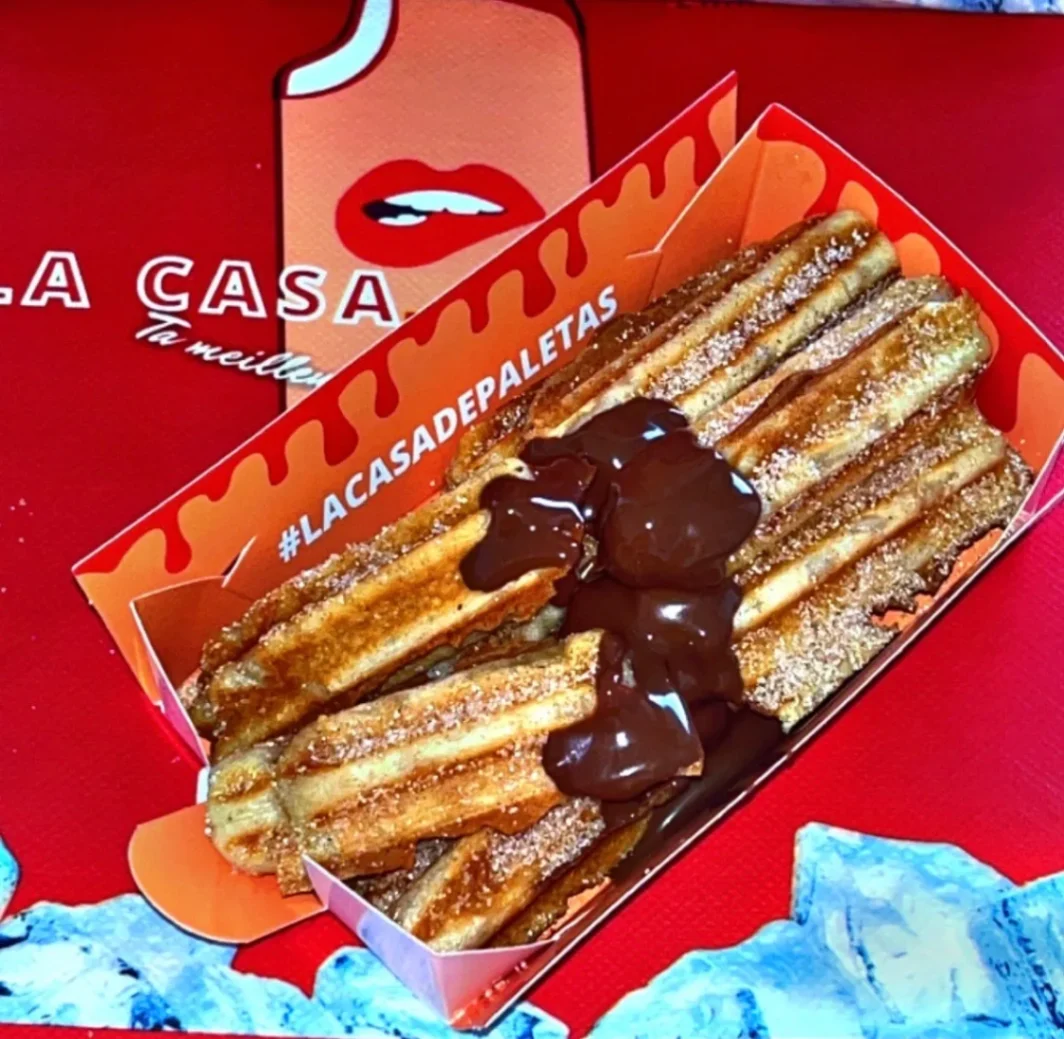 Barquette de churros croustillants nappés de chocolat, spécialité sucrée de La Casa de Paletas.