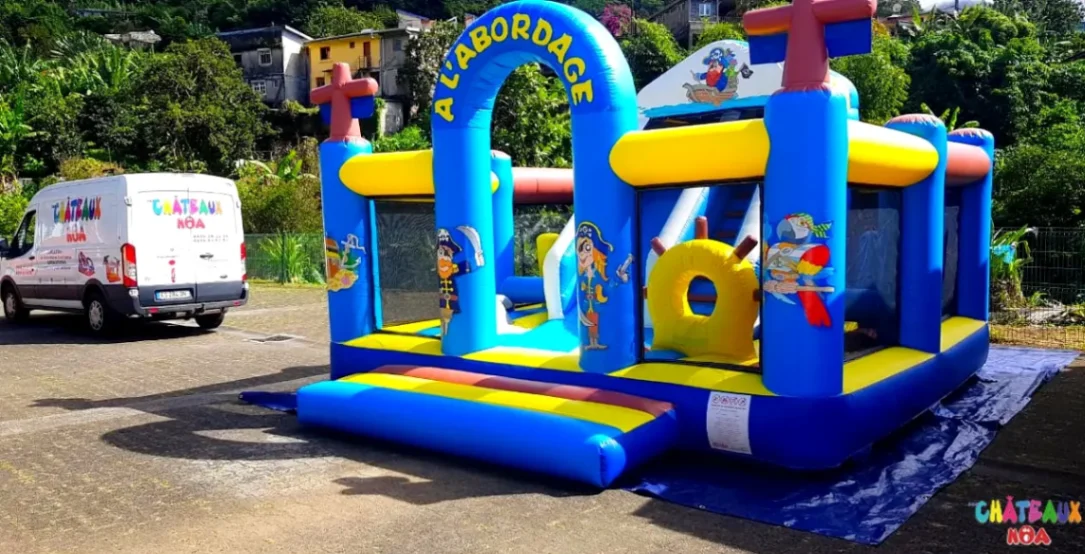 Parc gonflable sur le thème des pirates avec ponts, obstacles et décorations de corsaires.