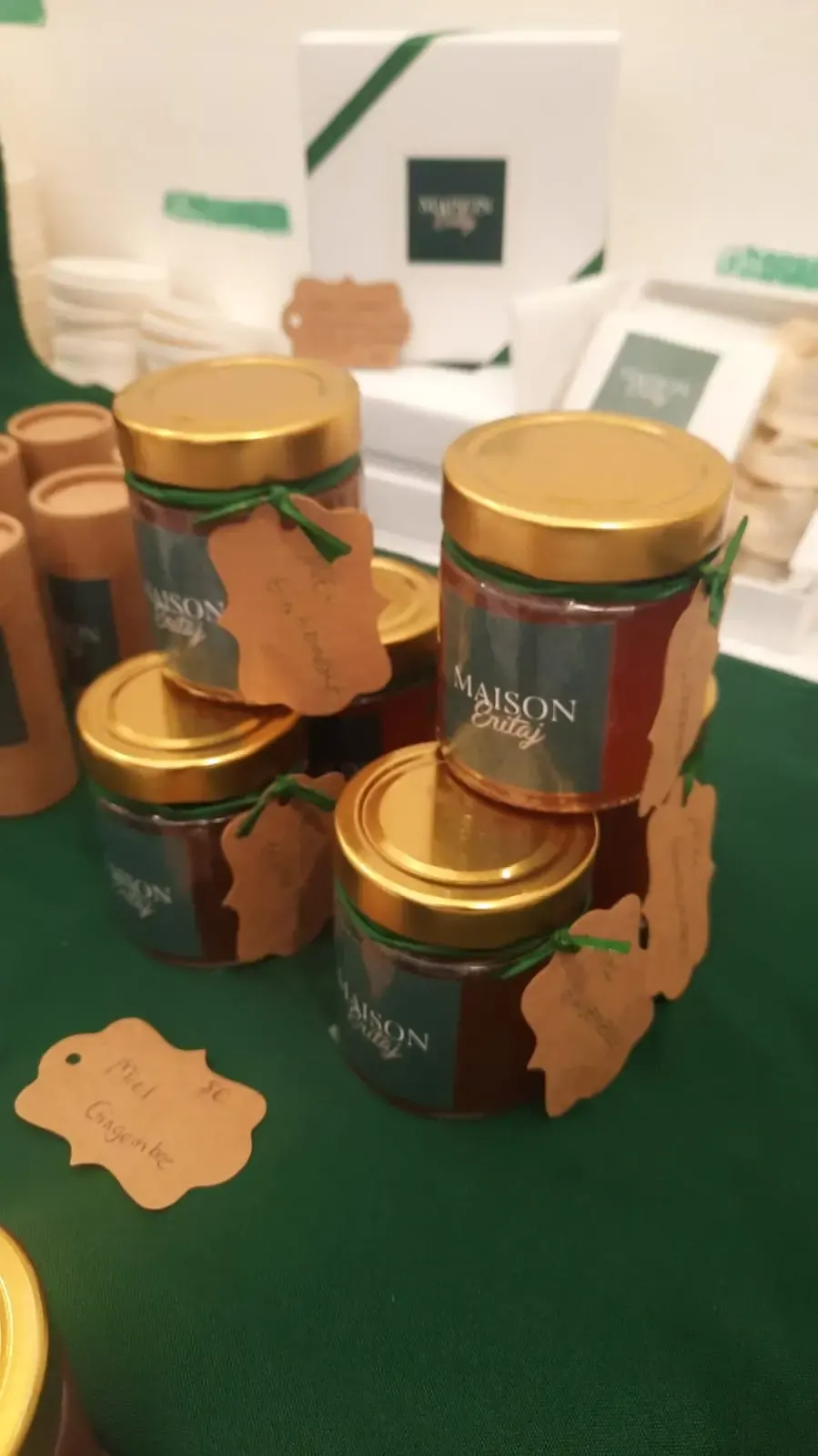 Pots de miel artisanal au gingembre Maison Éritaj sur un stand de marché