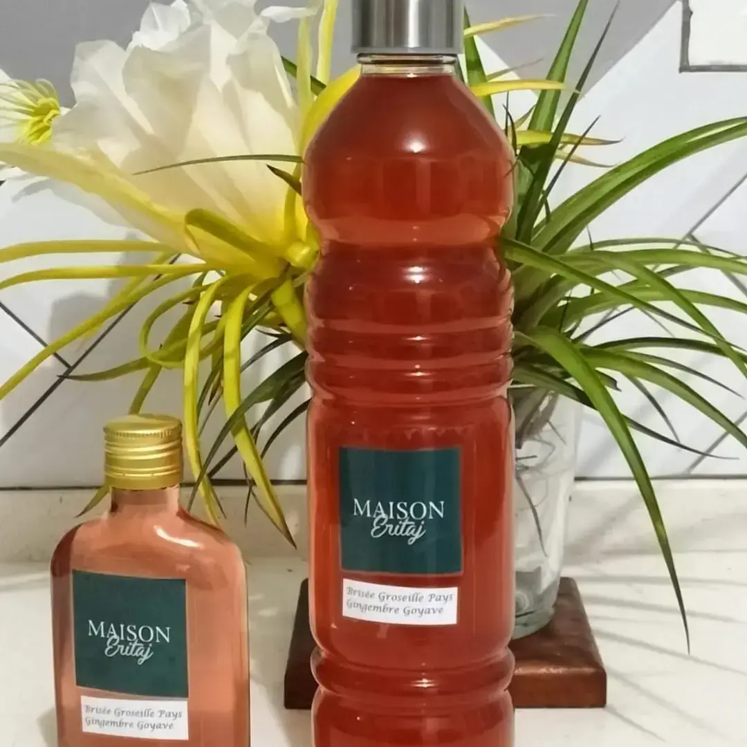 Bouteilles de boisson artisanale groseille gingembre goyave Maison Éritaj