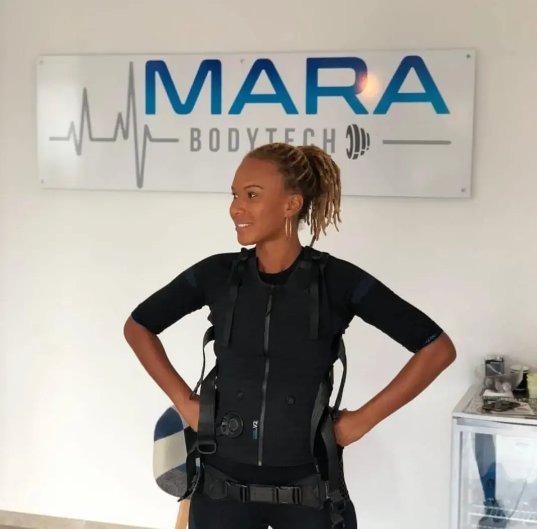 Femme en tenue d’électrostimulation EMS lors d’une séance de sport chez MARA Bodytech