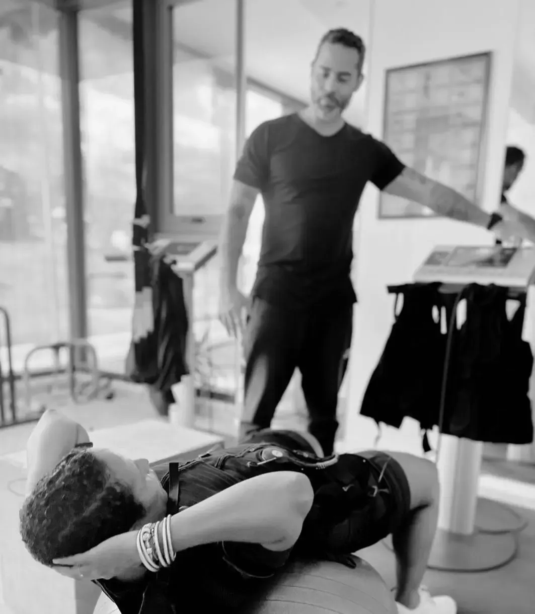 Coach MARA Bodytech accompagnant une cliente en séance d’électrostimulation EMS