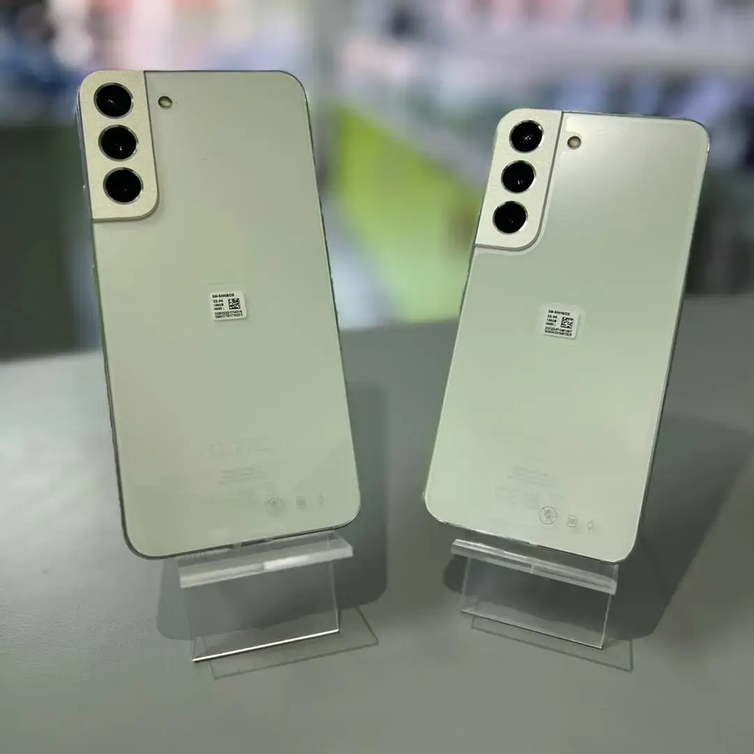 Deux smartphones Samsung Galaxy blancs exposés sur présentoir dans la boutique Media Center