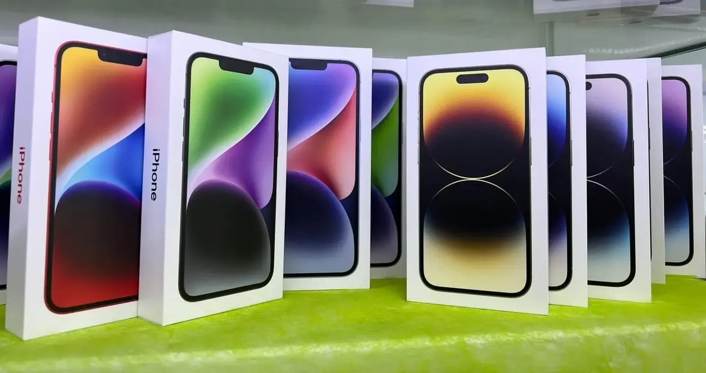 Boîtes de nouveaux modèles d’iPhone alignées en exposition dans la boutique Media Center