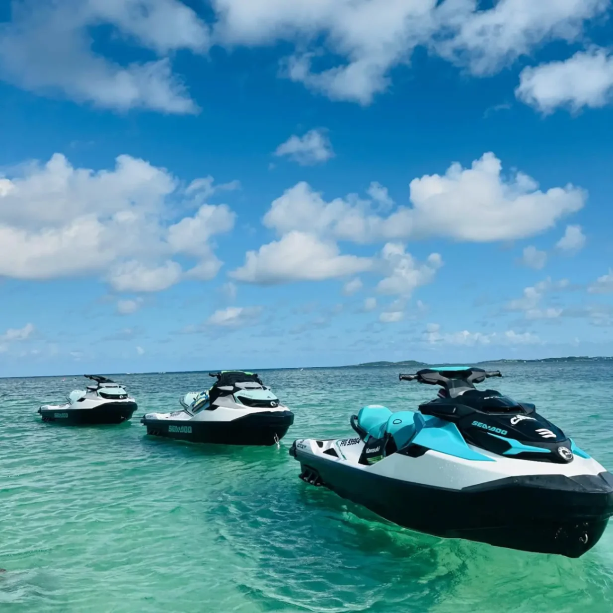 Jet-skis Sea-Doo alignés sur une eau turquoise au François en Martinique.