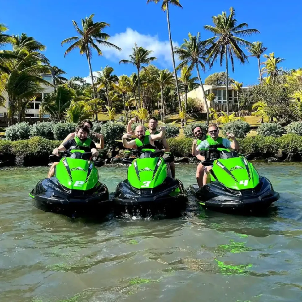 Groupe de personnes posant sur des jet-skis verts pendant une randonnée en Martinique