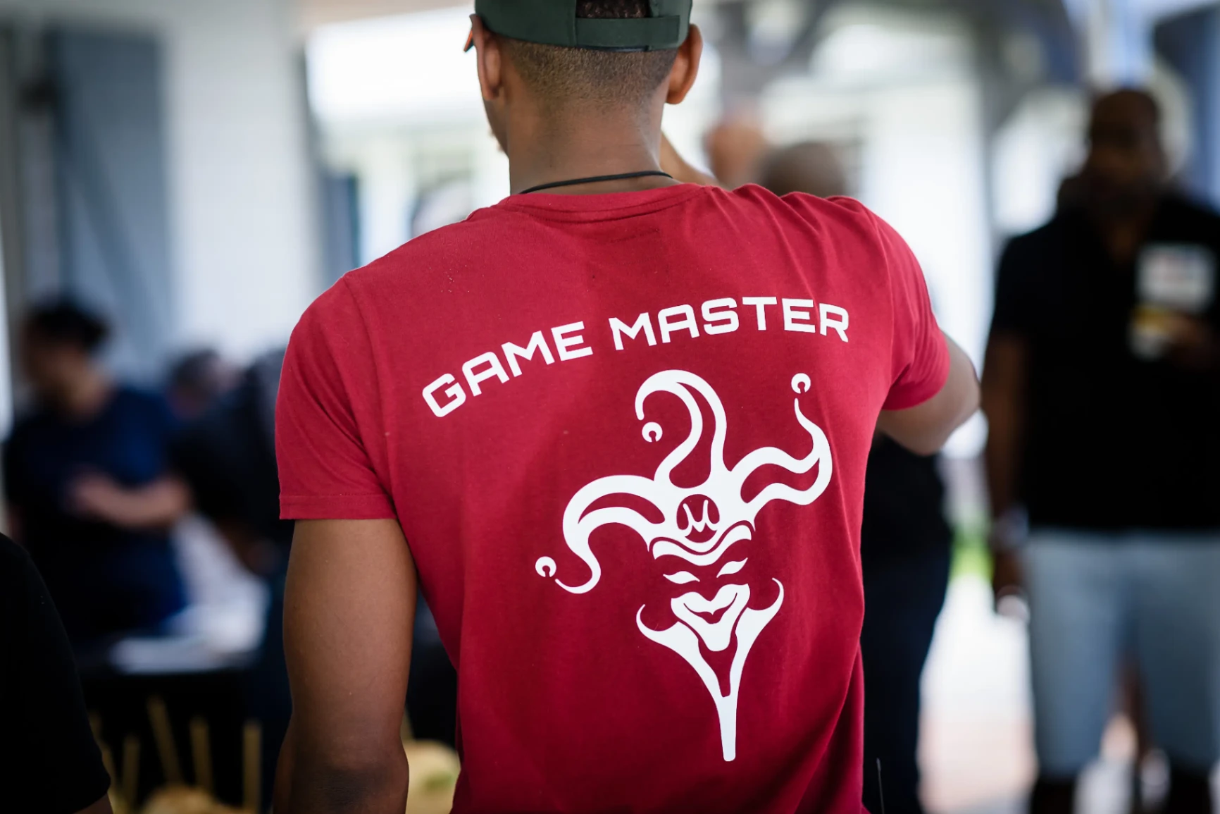 Animateur portant un t-shirt Game Master rouge lors d’un escape game MadinQuest.