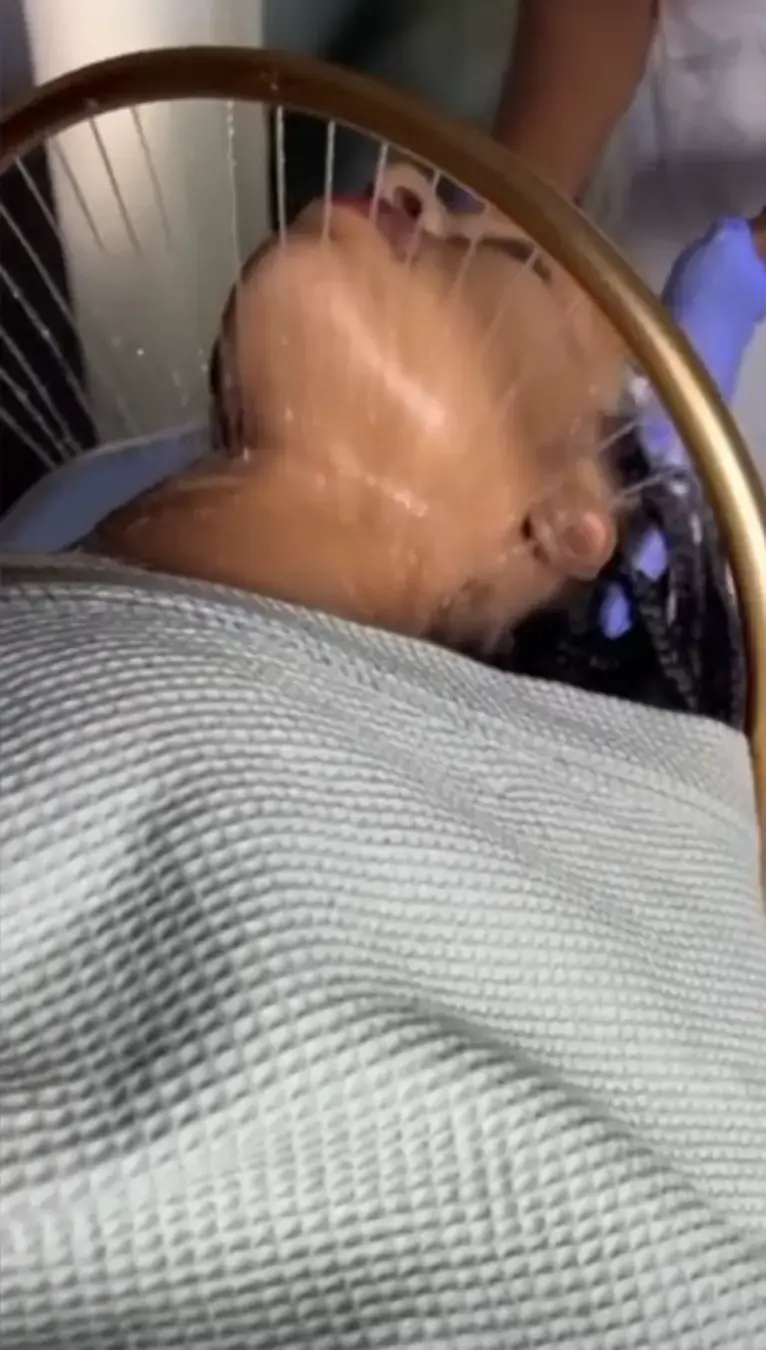 Personne recevant un soin capillaire hydrothérapie avec cascade d’eau au centre Resilience en Martinique