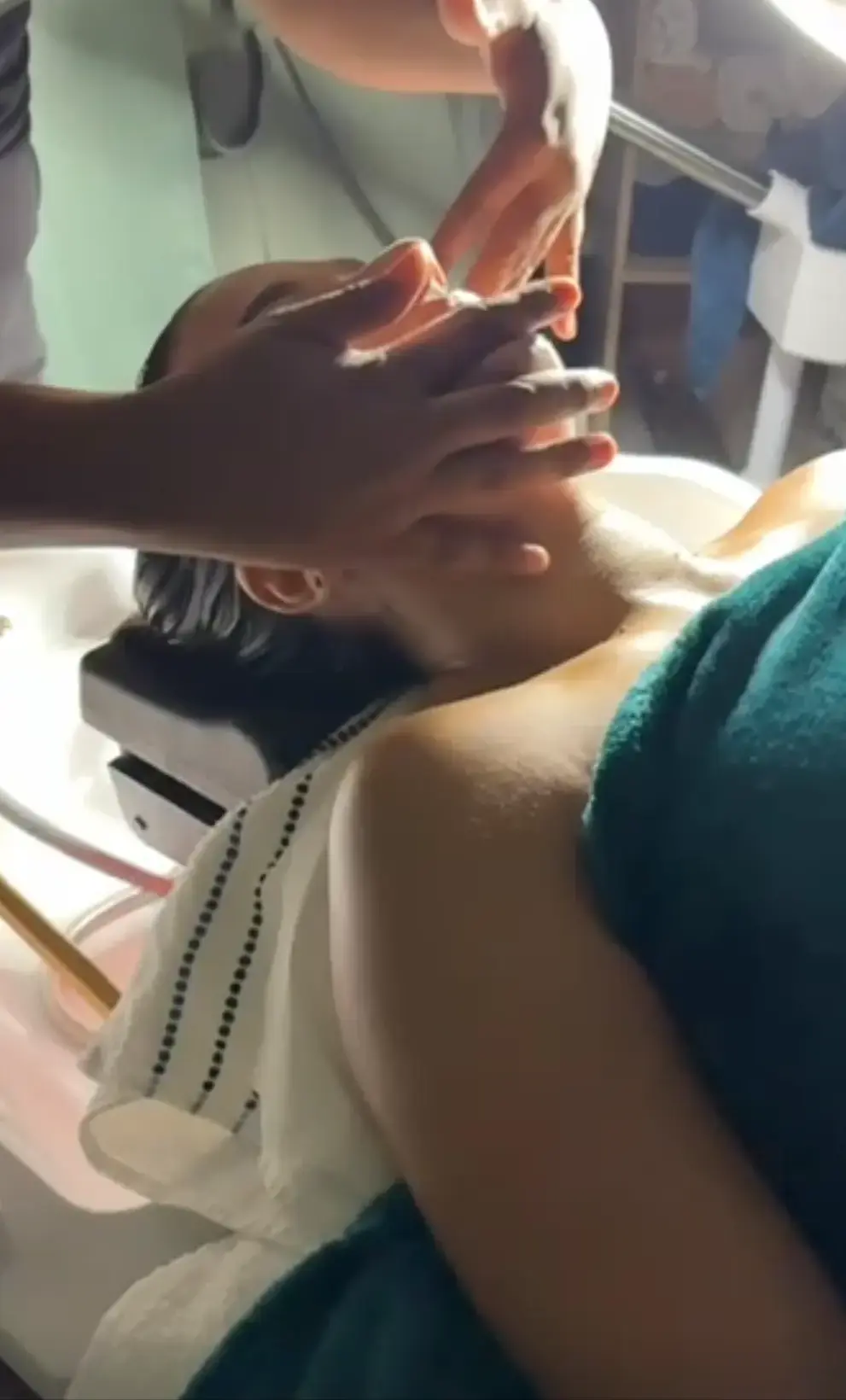 Personne recevant un massage du visage relaxant au centre Resilience en Martinique