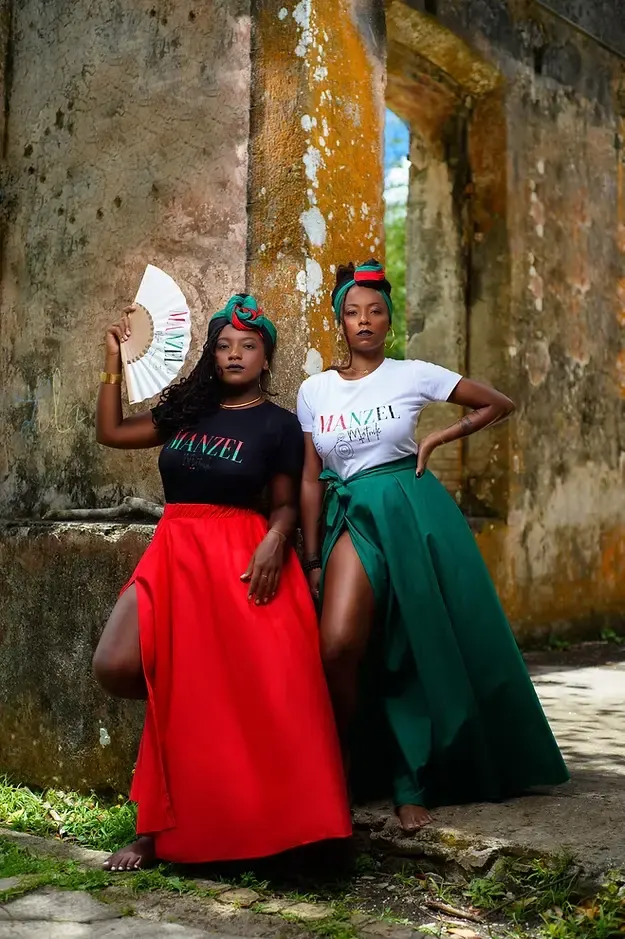 Deux femmes portant des tenues colorées Manzel dans un décor historique