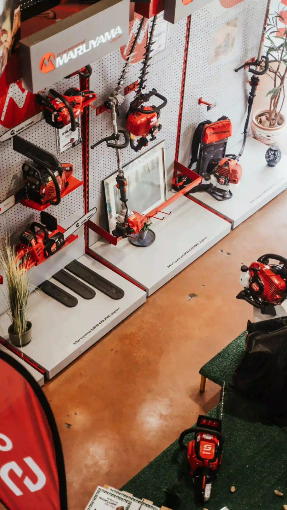 Rangée de pulvérisateurs SARP rouges et blancs alignés sur un présentoir dans un magasin.