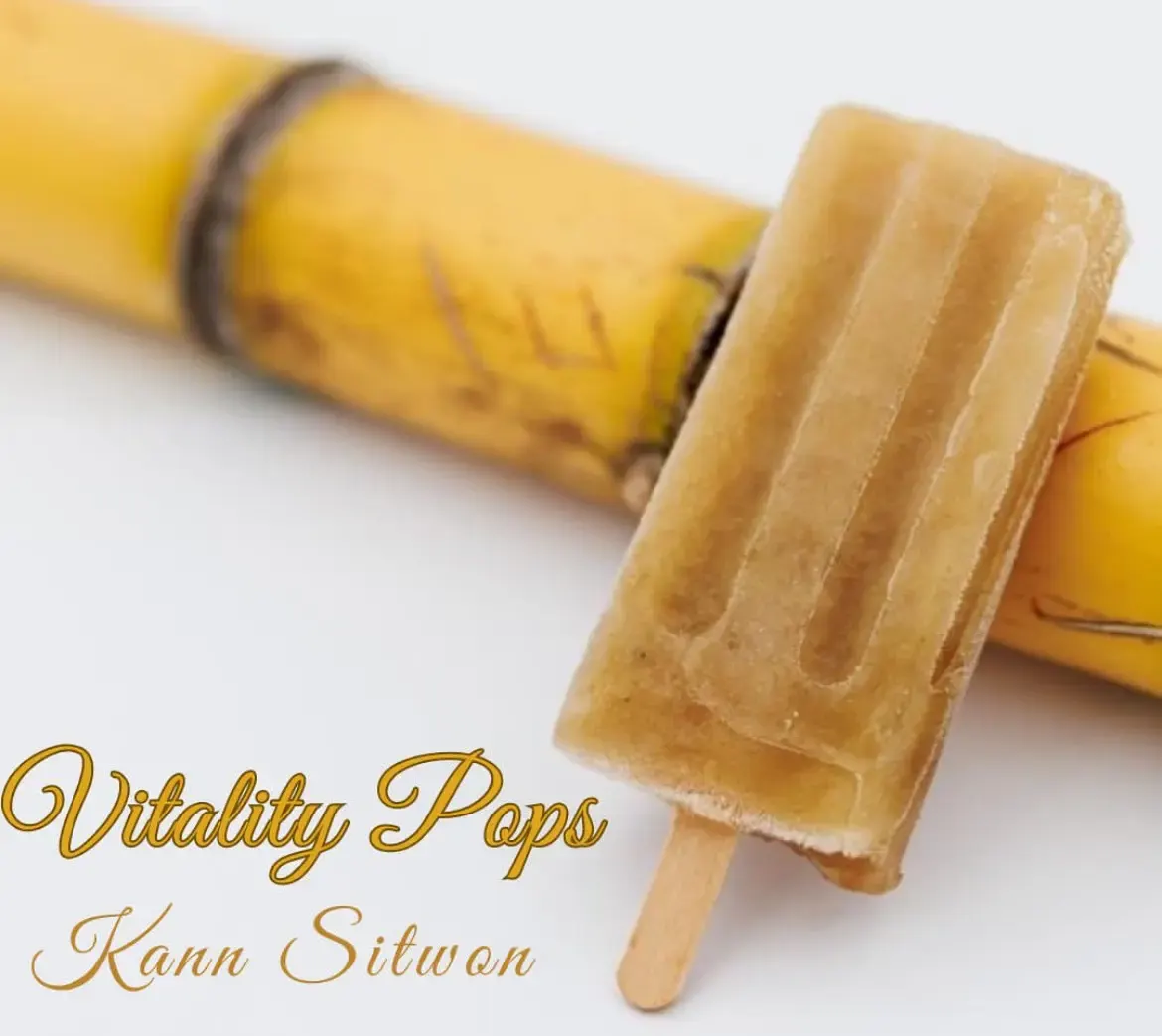 Glace Vitality Pops Kann Sitwon posée sur une tige de canne à sucre.