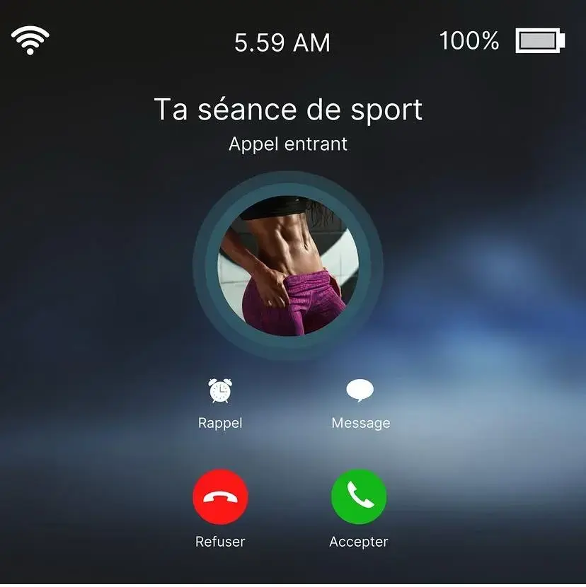 Écran de smartphone affichant un appel entrant pour une séance de sport