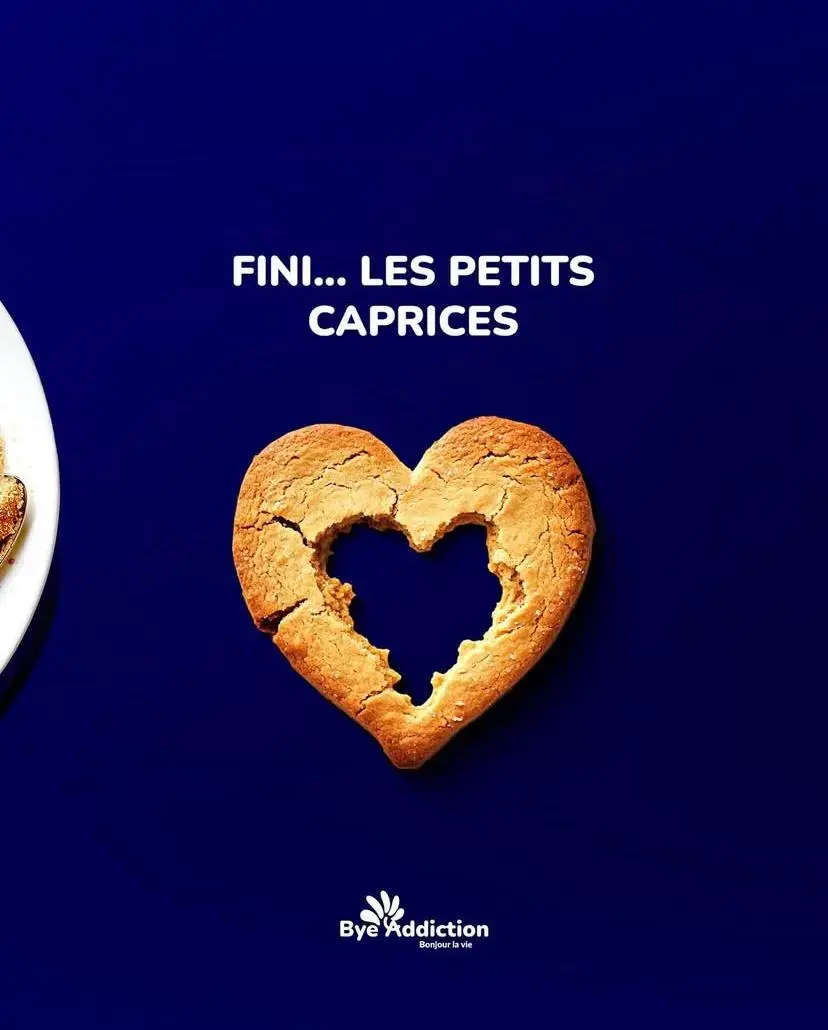Biscuit en forme de cœur brisé symbolisant la fin de l’addiction au sucre avec le message “Fini les petits caprices”