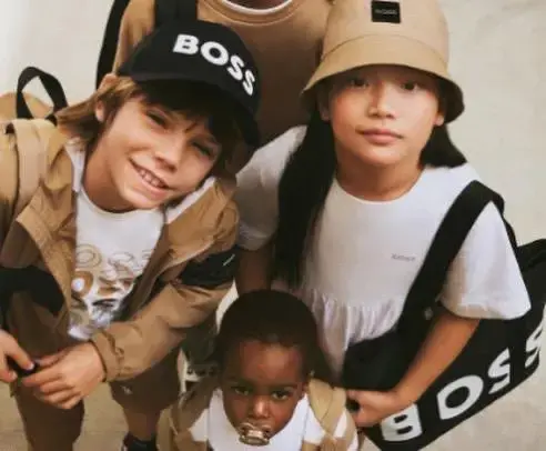 Groupe d’enfants portant des vêtements BOSS, style urbain chic et décontracté.