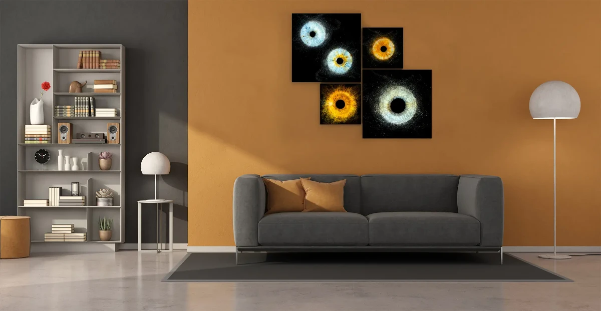 Composition de tableaux artistiques en forme d’iris colorés accrochés au mur d’un salon moderne et chaleureux.