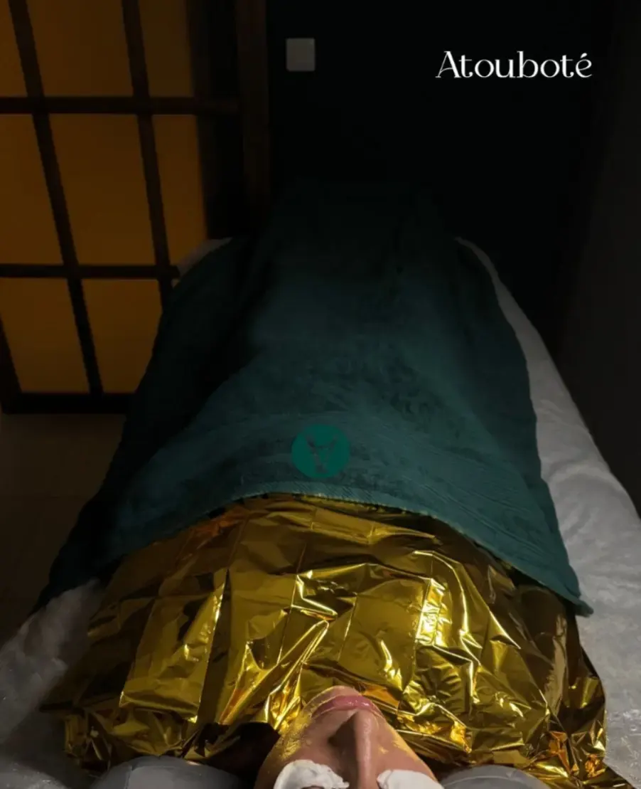 Soin du corps avec enveloppement doré relaxant réalisé au spa Atouboté en Martinique.