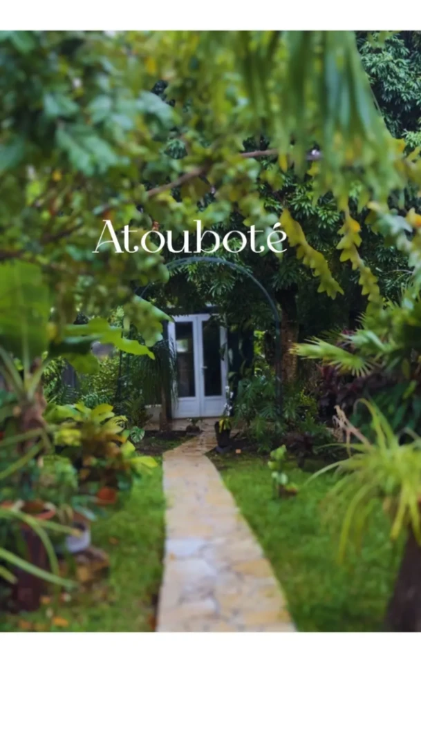 Entrée du spa Atouboté en Martinique entourée d’un jardin tropical apaisant.