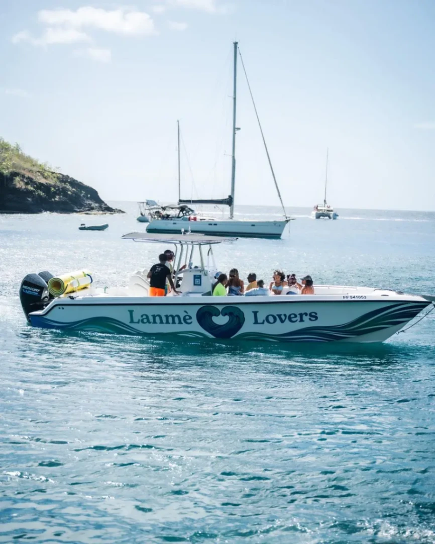 Excursion en bateau avec Lanmè Lovers en mer des Caraïbes avec des passagers profitant d’une sortie en mer.