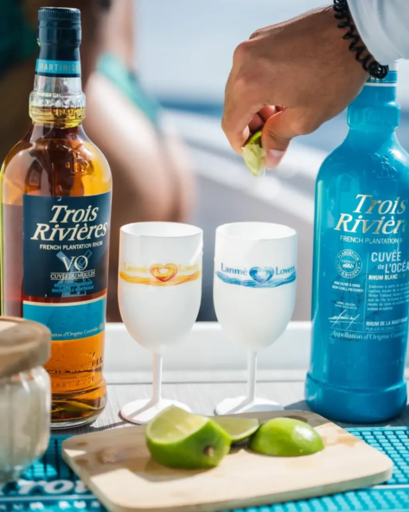 Dégustation de rhum Trois Rivières avec citron vert lors d’une excursion en mer aux Antilles.