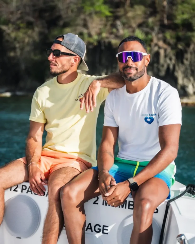 Équipe Lanmè Lovers sur un bateau profitant d’une excursion en mer dans les Caraïbes.