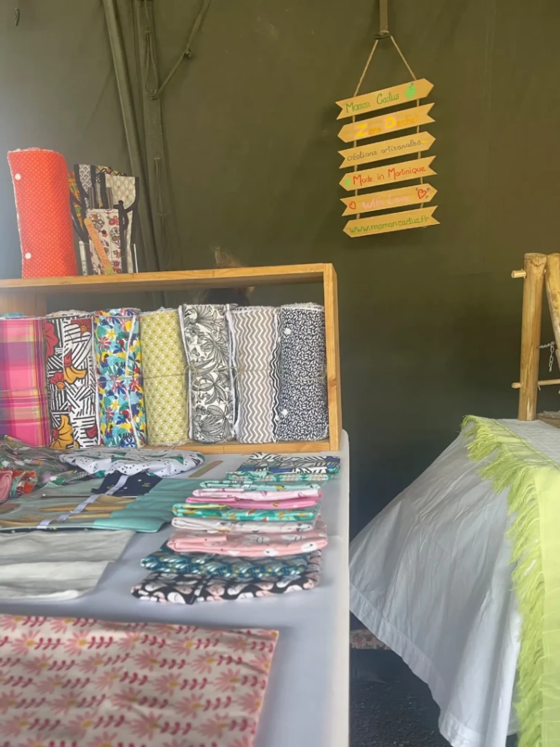 Produits artisanaux zéro déchet Maman Cactus présentés sur un stand avec mention made in Martinique.