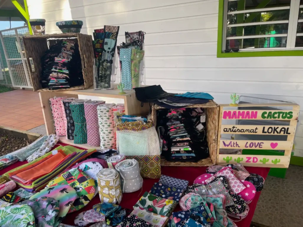 Stand de créations artisanales Maman Cactus avec accessoires textiles colorés et produits faits main.