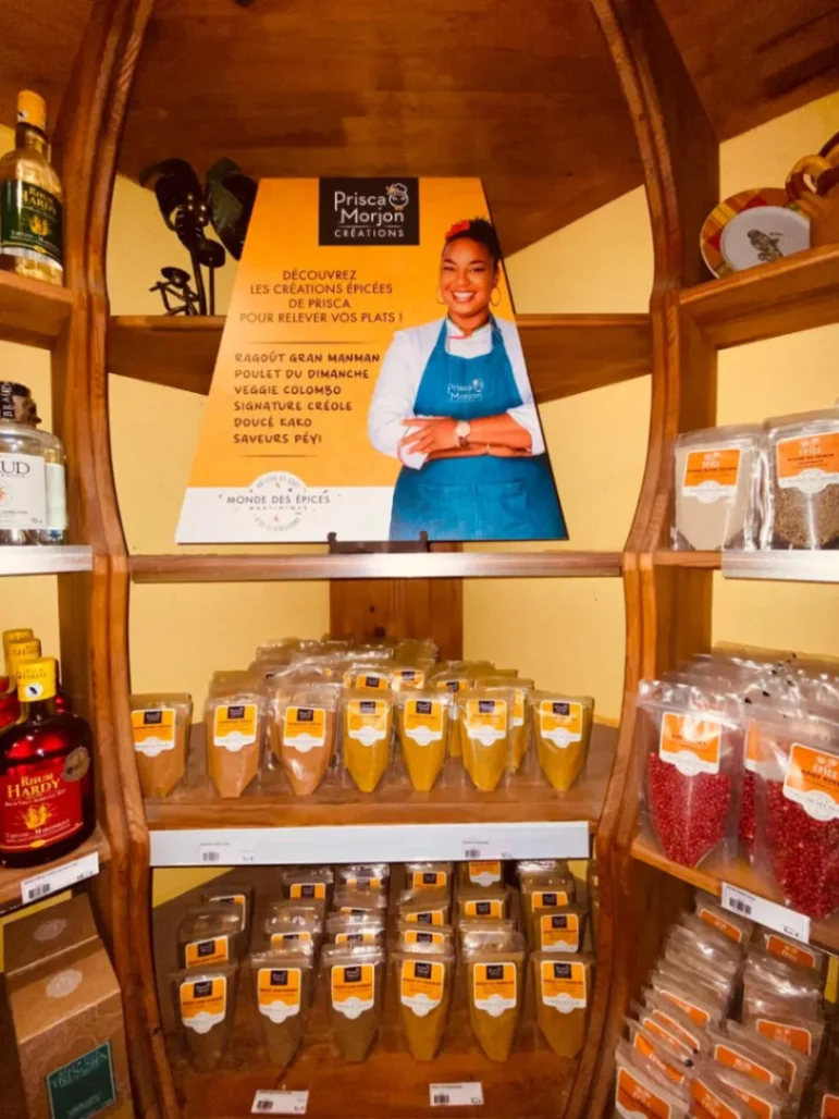 Présentoir d’épices créoles artisanales et créations culinaires locales en Martinique.