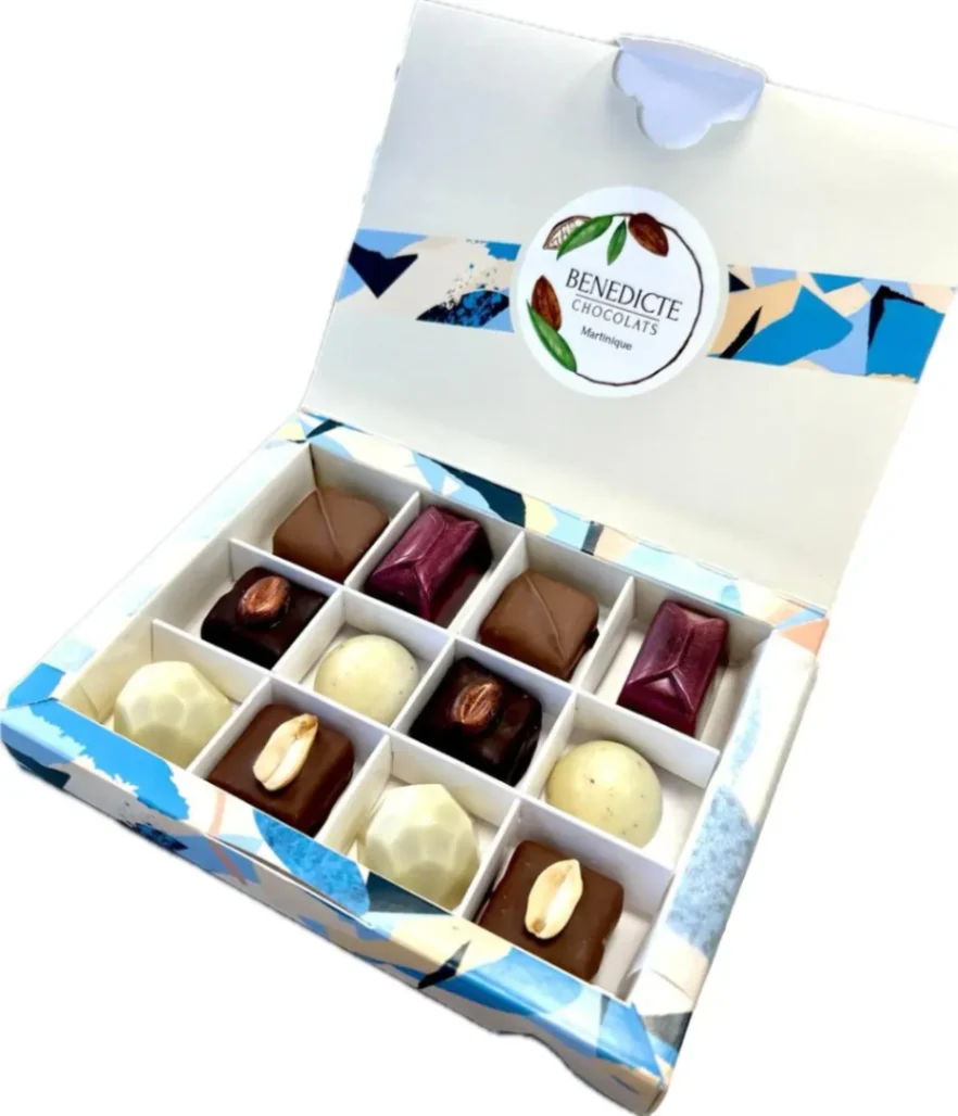 Coffret de chocolats artisanaux assortis signé Bénédicte Chocolats Martinique.