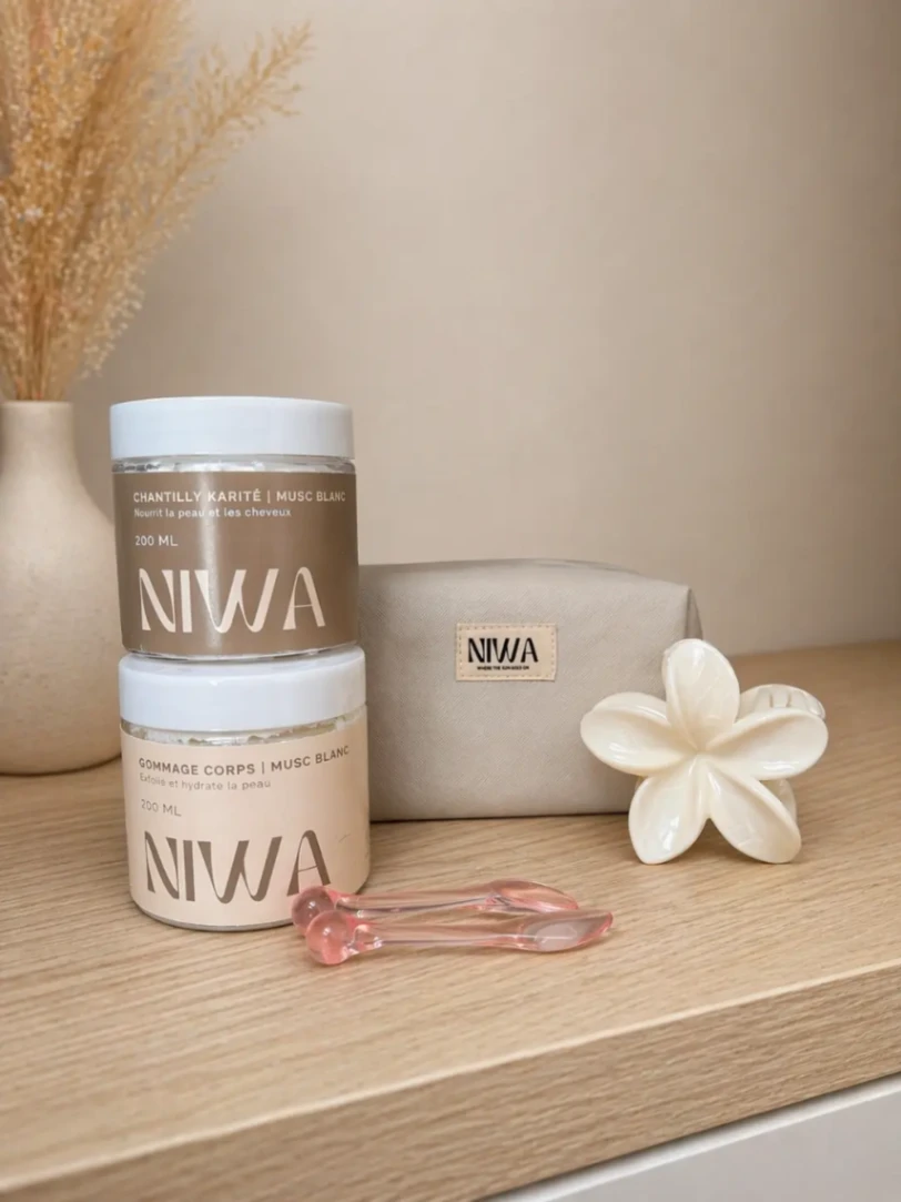 Coffret bien-être NIWA avec soins au karité et musc blanc sur fond minimaliste beige.