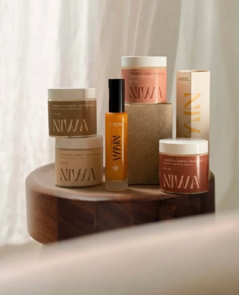 Produits de soins corps et beauté NIWA présentés dans une ambiance naturelle et élégante.