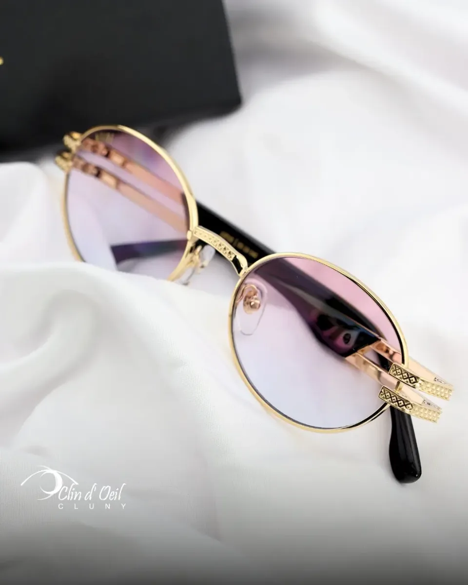Lunettes de soleil rondes à monture dorée et verres teintés violets disponibles chez Clin d'Œil Cluny en Martinique.