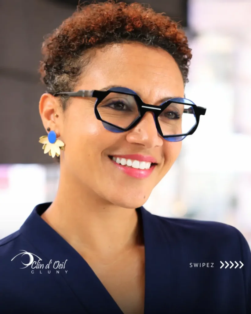 Femme portant des lunettes de vue hexagonales bleu marine au design contemporain chez Clin d'Œil Cluny.