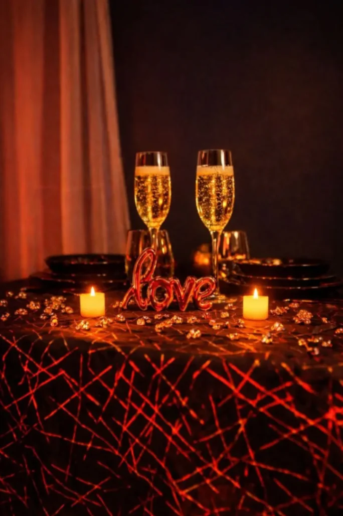 Dîner romantique aux chandelles avec champagne et décoration Love préparé pour un séjour en amoureux en Martinique.