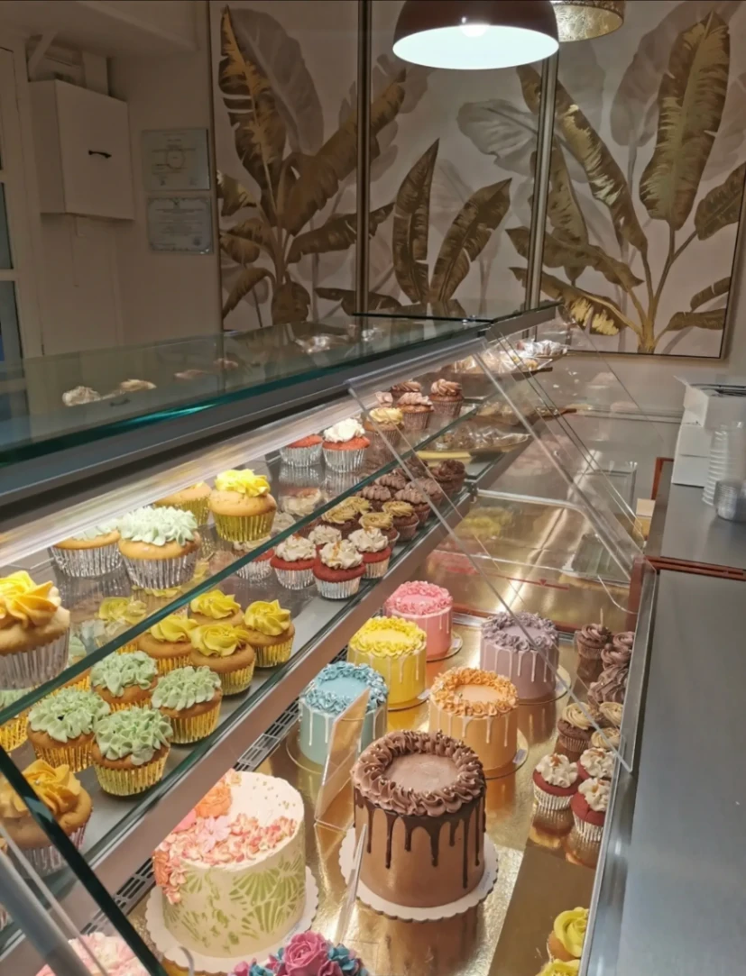 Vitrine de pâtisserie proposant cupcakes, layer cakes et créations gourmandes artisanales en Martinique.