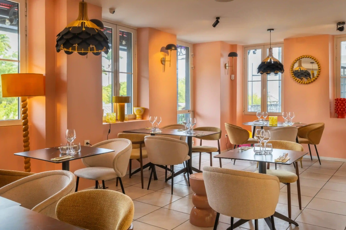 Salle élégante d'un restaurant gastronomique en Martinique avec décoration contemporaine, ambiance chaleureuse et tables raffinées.
