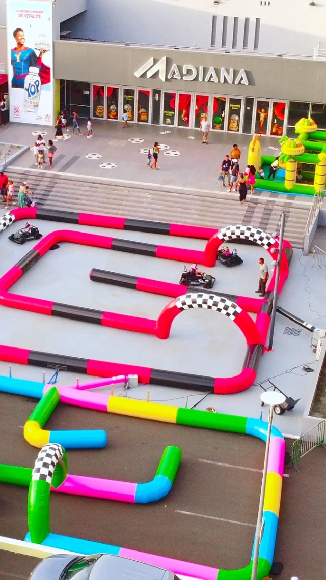 Vue aérienne du circuit de karting Playground installé devant Madiana en Martinique avec parcours gonflables et animations.