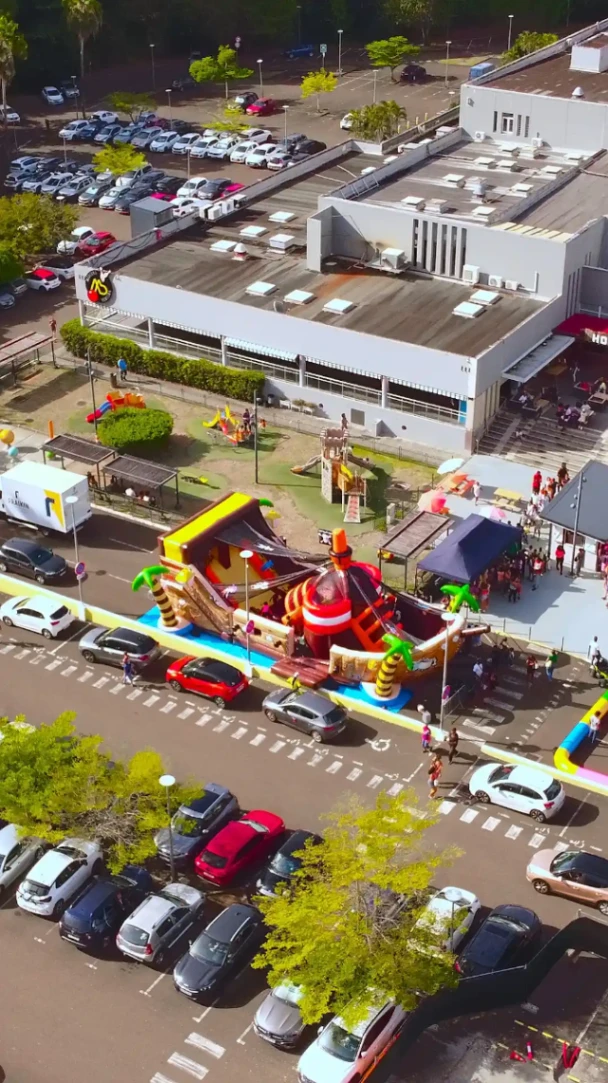 Vue aérienne des activités Playground près de Madiana en Martinique avec bateau pirate, jeux gonflables et espaces pour enfants.