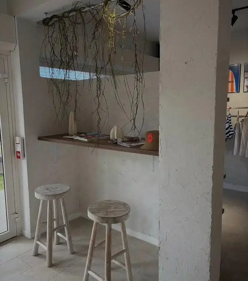 Intérieur de la boutique Rive Droite en Martinique.