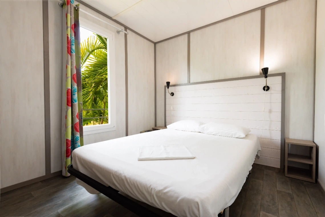 Chambre lumineuse avec lit double dans un cottage du Village de la Pointe en Martinique